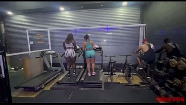 Duas gostosas levando ferro na academia